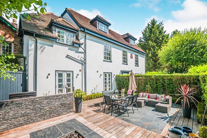 2 Bedroom Apartment To Rent In Ray Mill Inn, Boulters Lock Island, Maidenhead, SL6
