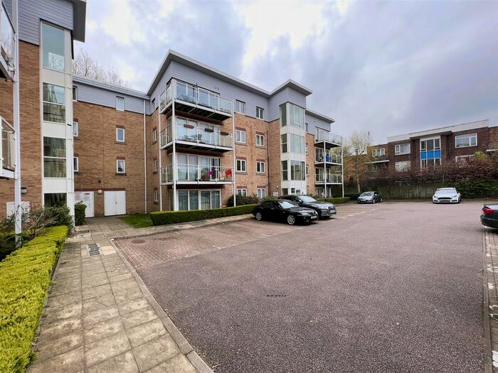 2 Bedroom Flat For Sale In Primrose Close, Luton, LU3