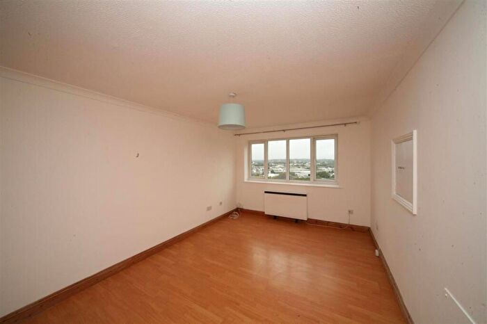 2 Bedroom Flat To Rent In Flat, Barrington Court, Winton Street, Bristol, BS4