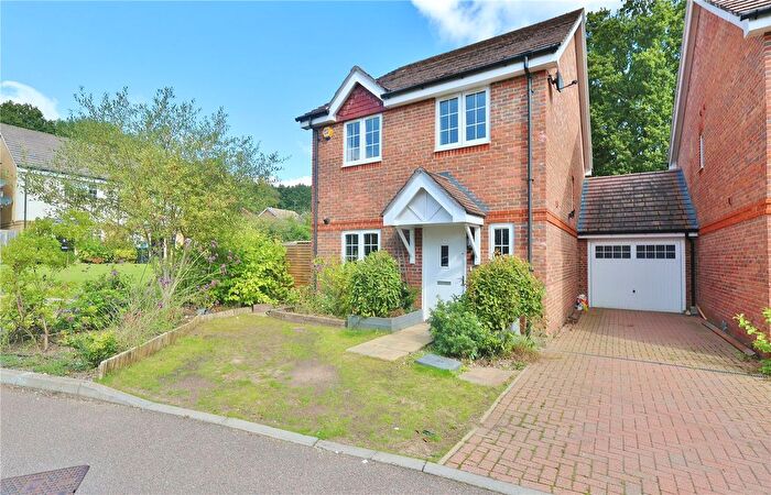 4 Bedroom Link Detached House To Rent In Brookwood Farm Drive, Knaphill, Woking, Surrey, GU21
