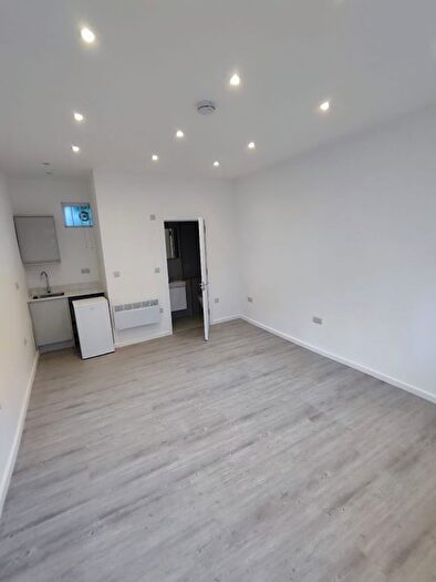 Studio To Rent In Accommodation Road, London, NW11