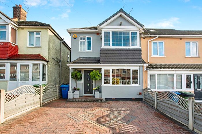 4 Bedroom End Of Terrace House For Sale In Palmerston Road, Grays, RM20