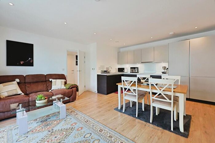 2 Bedroom Flat To Rent In Tewkesbury Road, West Ealing, W13