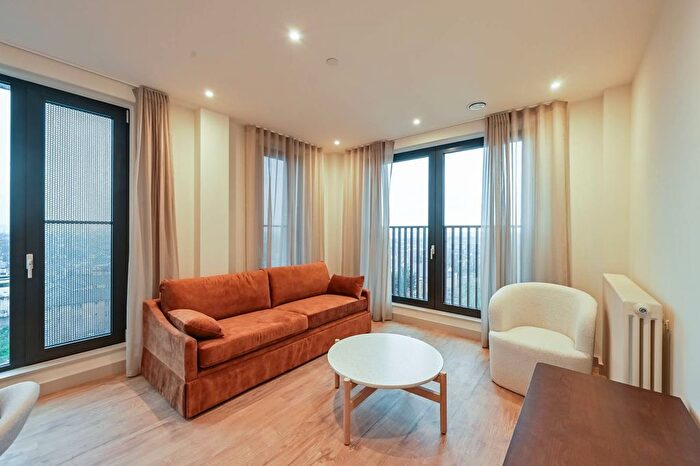 2 Bedroom Flat To Rent In Walthamstow Central, Walthamstow, E17