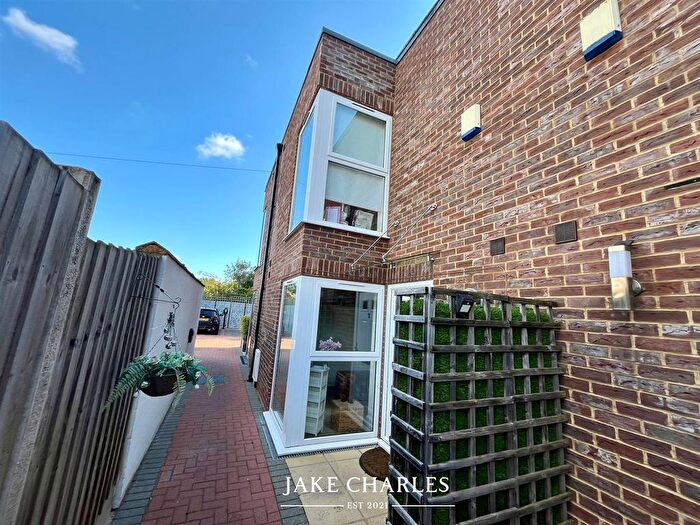 4 Bedroom Terraced House For Sale In Narev Drive, Barnet, EN4