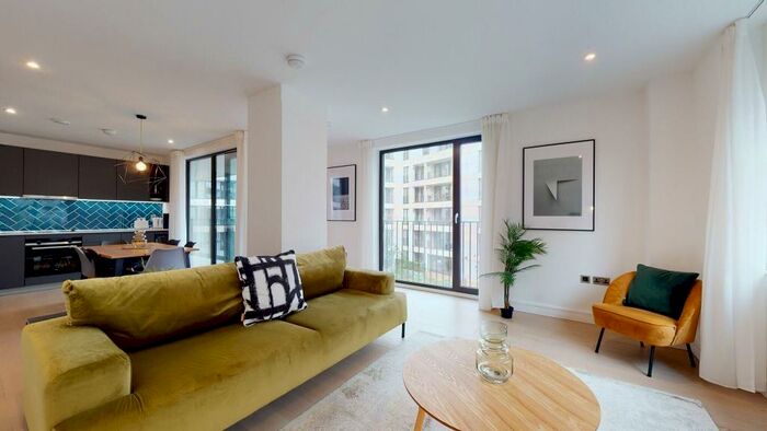 3 Bedroom Ground Flat To Rent In Hackney Road, E2