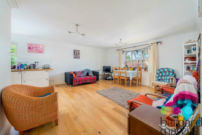 2 Bedroom Apartment To Rent In Woodside Lane, N12