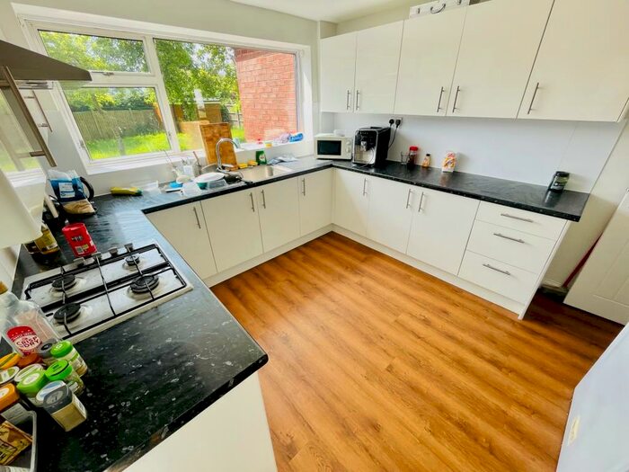 1 Bedroom Flat To Rent In Room, Valley Road, Leamington Spa, CV32