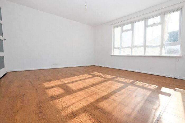 3 Bedroom Flat To Rent In Bedroom Flat - Enfield, EN2