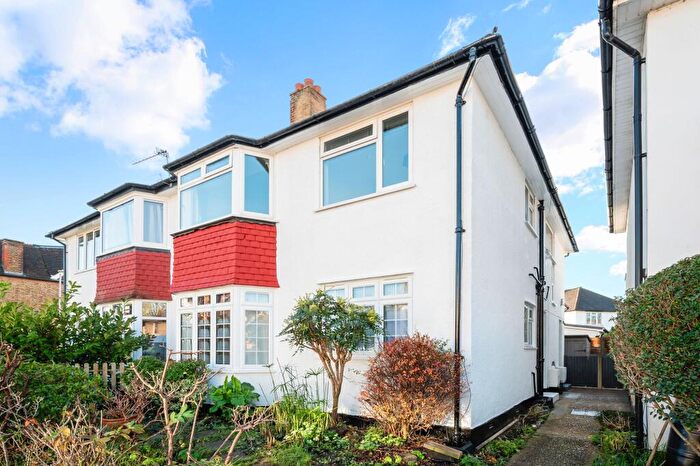 2 Bedroom Flat For Sale In Grove Close, Kingston Upon Thames, KT1