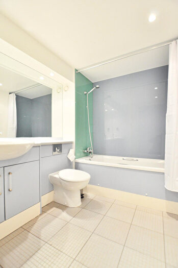 2 Bedroom Apartment To Rent In Crews Street, London, E14