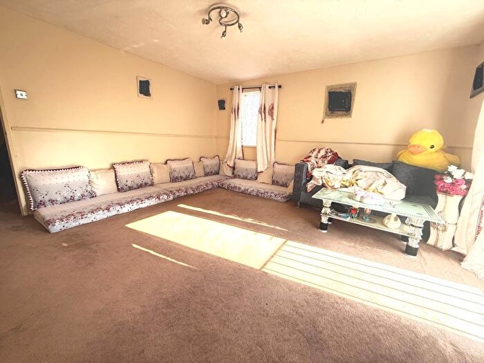 1 Bedroom Flat To Rent In Burket Close, Southall, UB2