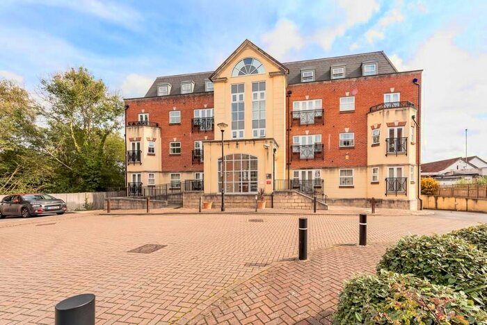 2 Bedroom Flat To Rent In Post Office Lane, Beaconsfield, HP9