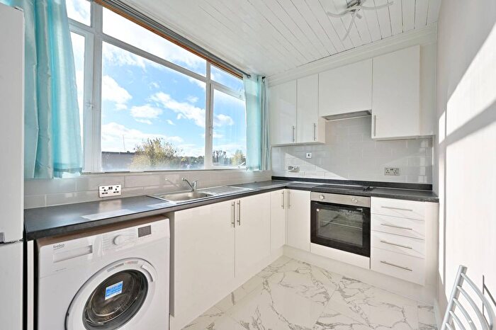 3 Bedroom Flat To Rent In Upper Richmond Road, West Putney, London, SW15