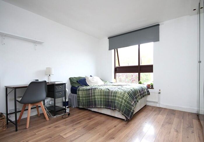 3 Bedroom Flat To Rent In Julian Court, Camden Road, Camden Town, NW1