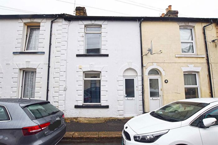 4 Bedroom Terraced House For Sale In Stanley Road, Gillingham, ME7