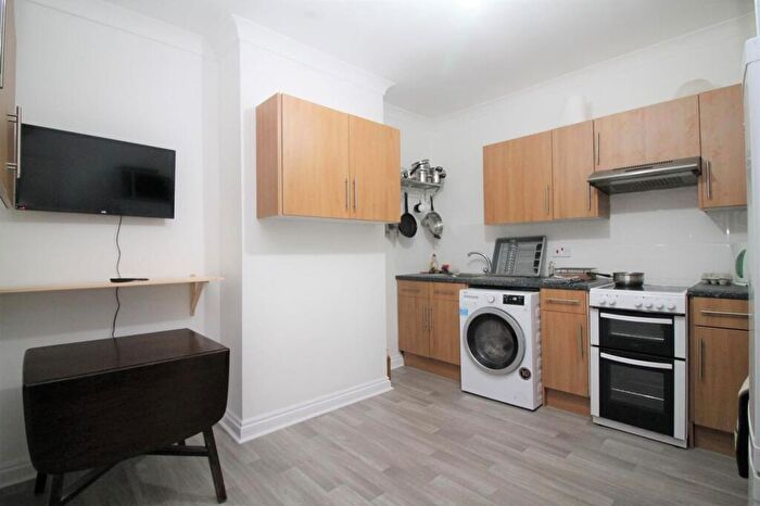 2 Bedroom Flat To Rent In Two Mile Hill Road, Bristol, BS15
