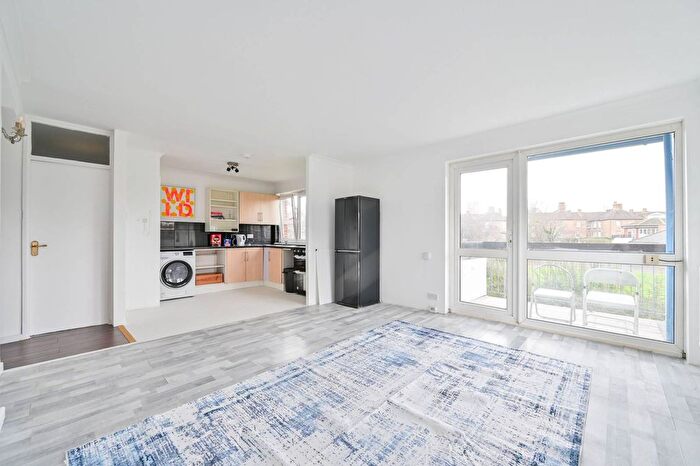 2 Bedroom Flat For Sale In Portland Street, Elephant And Castle, London, SE17