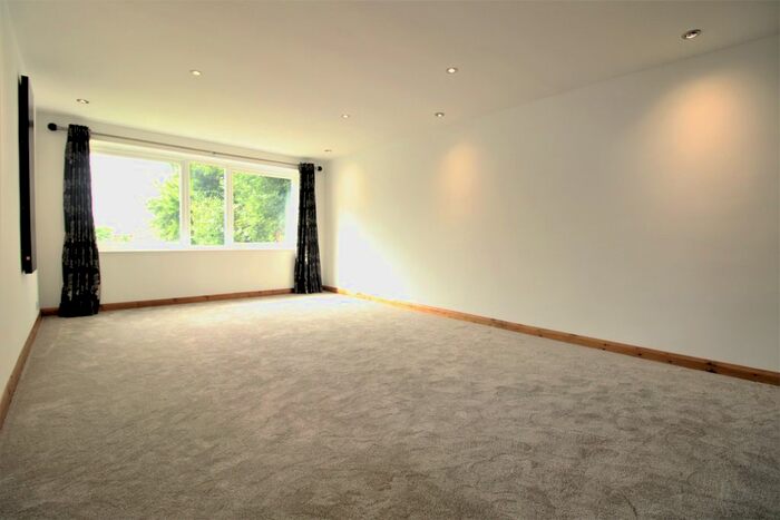 2 Bedroom Flat To Rent In Stapleton Close, Potters Bar, EN6