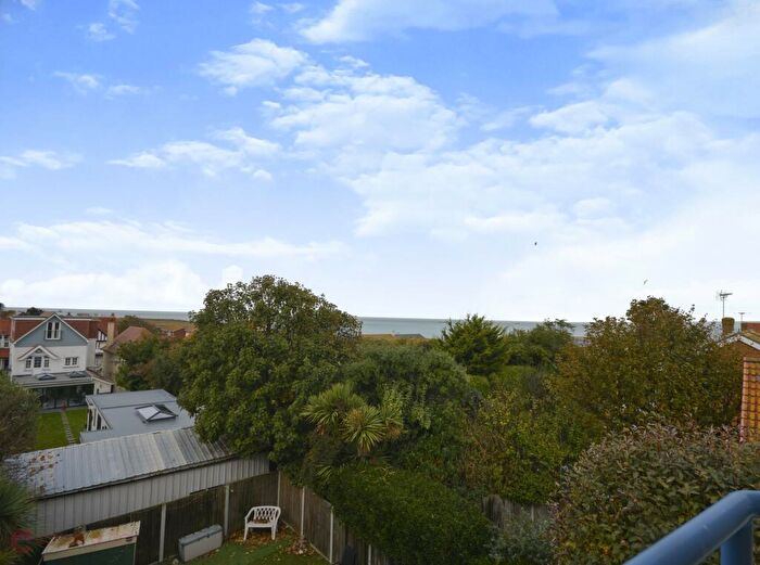 2 Bedroom Flat For Sale In Kingsgate Avenue, Broadstairs, CT10