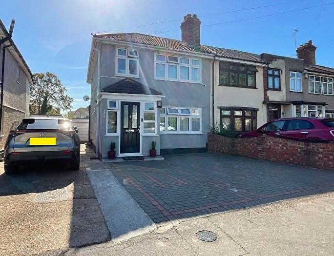 3 Bedroom End Of Terrace House For Sale In Elm Park Avenue, Elm Park, Hornchurch, Essex, RM12