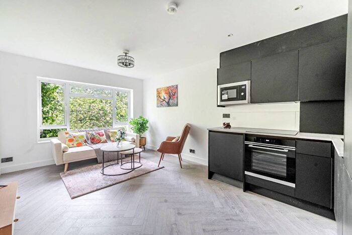 3 Bedroom Flat For Sale In Hale Lane, Mill Hill, London, NW7