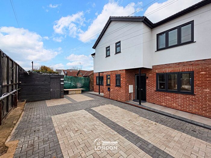 4 Bedroom Semi-detached House For Sale In Sevenoaks Way, Orpington, BR5