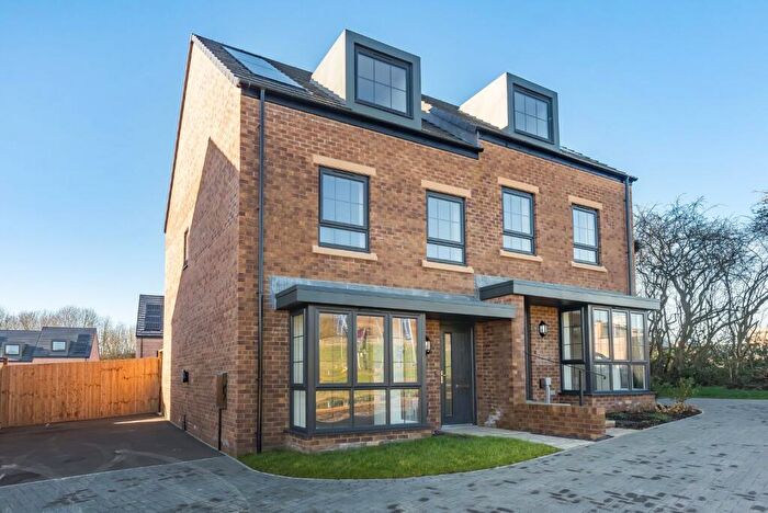 3 Bedroom Semi-Detached House To Rent In Lincoln Drive, Gedling, Nottingham, Nottinghamshire, NG4