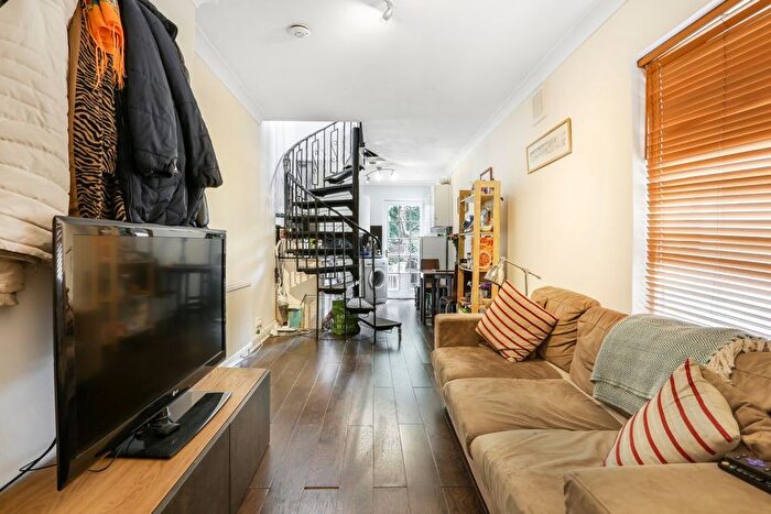 1 Bedroom Flat To Rent In Wandsworth Road, Clapham, SW8