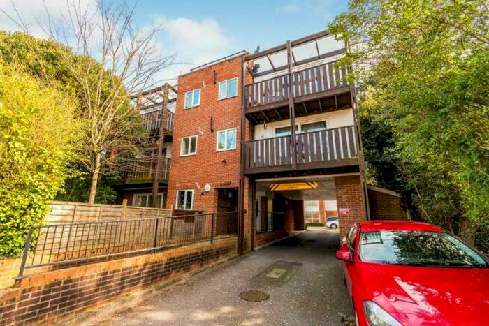 2 Bedroom Apartment To Rent In Hill Lane, Southampton, SO15