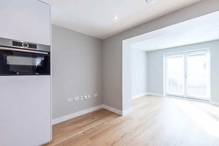 1 Bedroom Flat To Rent In Rockhall Road, NW2