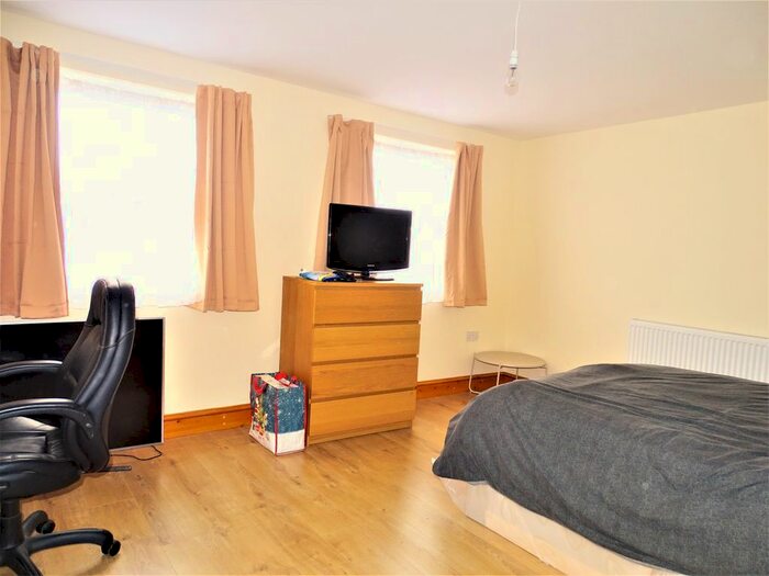 3 Bedroom Flat To Rent In Waltham Road, Southall UB2