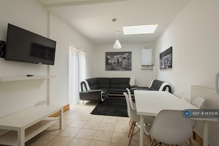 7 Bedroom Semi-Detached House To Rent In Rolleston Drive, Nottingham, NG7