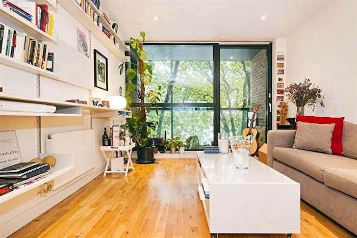 1 Bedroom Flat To Rent In King's Cross Road, London, WC1X