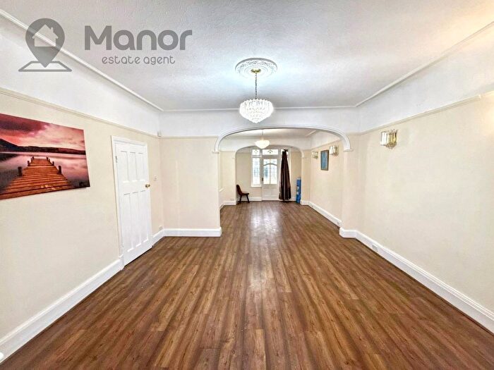 3 Bedroom End Terrace House To Rent In Hillview Crescent, Ilford, IG1