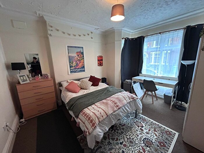 5 Bedroom Semi-detached House For Sale In Derby Grove, Nottingham, Nottinghamshire, NG7