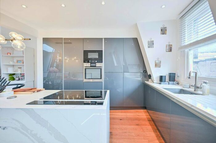 2 Bedroom Flat To Rent In Church Court, Richmond, TW9