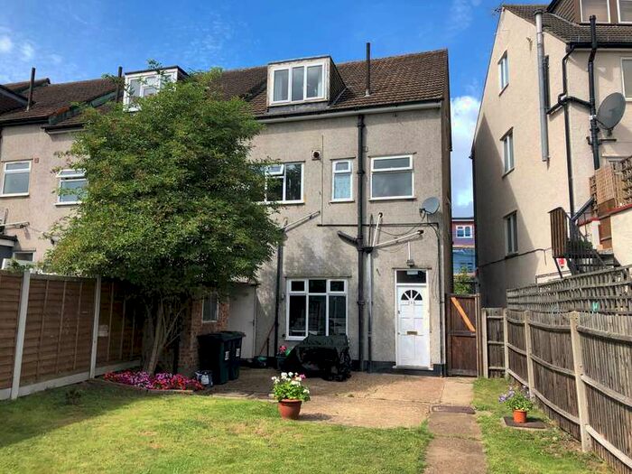 4 Bedroom Maisonette Flat To Rent In Cammelia Lane, Berrylands, KT5