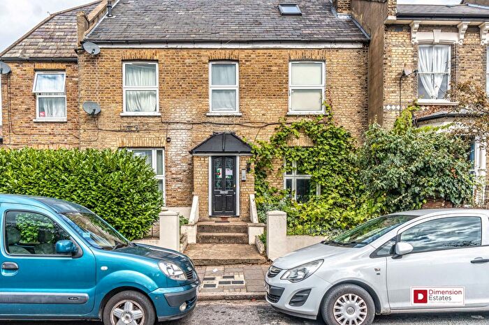 3 Bedroom Flat To Rent In Walsingham Road, Clapton, London, E5