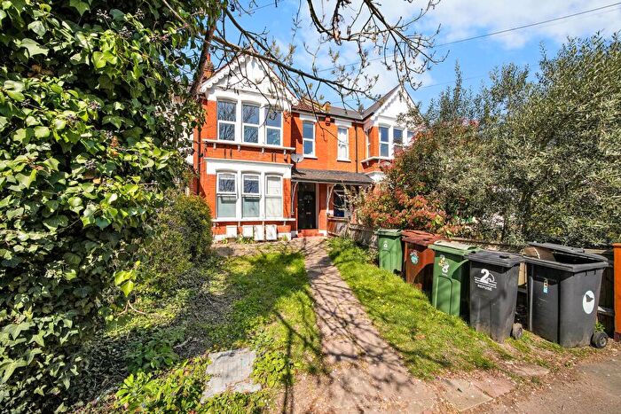 3 Bedroom Flat To Rent In Hainault Road, Leytonstone, E11