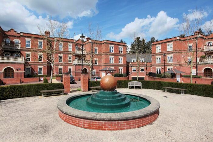 2 Bedroom Flat To Rent In Franklin Court Wormley, GU8