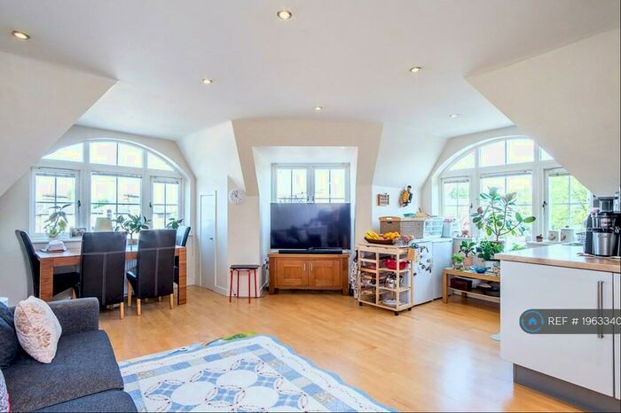 2 Bedroom Flat To Rent In Burnham Street Kingston + Parking, Kingston, KT2