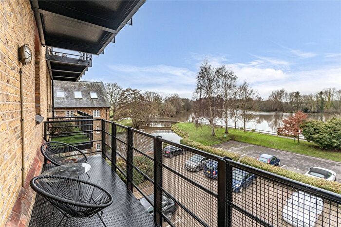 2 Bedroom Flat For Sale In Addlestone, Surrey, KT15