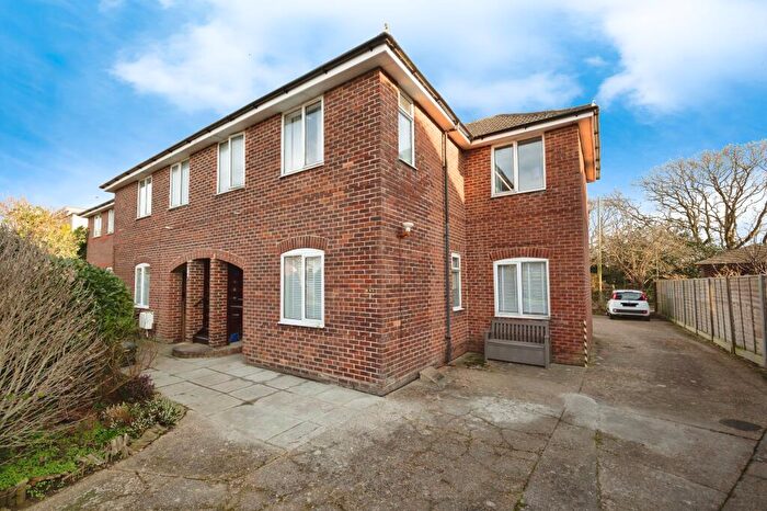 2 Bedroom Flat For Sale In Bracklesham Road, Hayling Island, Hampshire, PO11