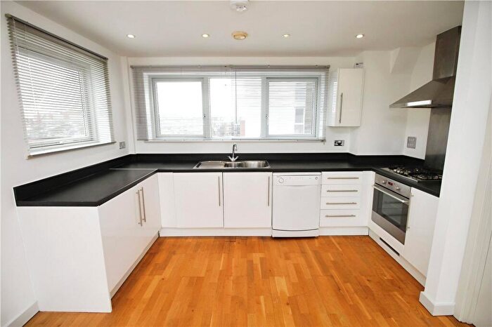 2 Bedroom Flat To Rent In Castle Lane, Bedford, Bedfordshire, MK40