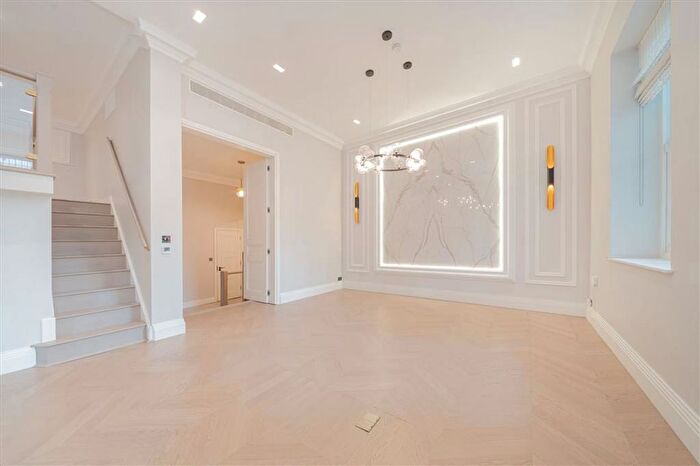 3 Bedroom Flat To Rent In Palace Gate, South Kensington, W8