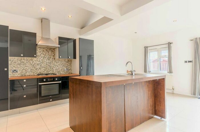 4 Bedroom Detached House To Rent In Boundary Road, Walthamstow, London, E17