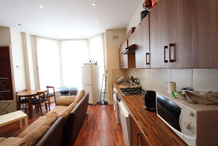 3 Bedroom Flat To Rent In Alderbrook Road, London, SW12