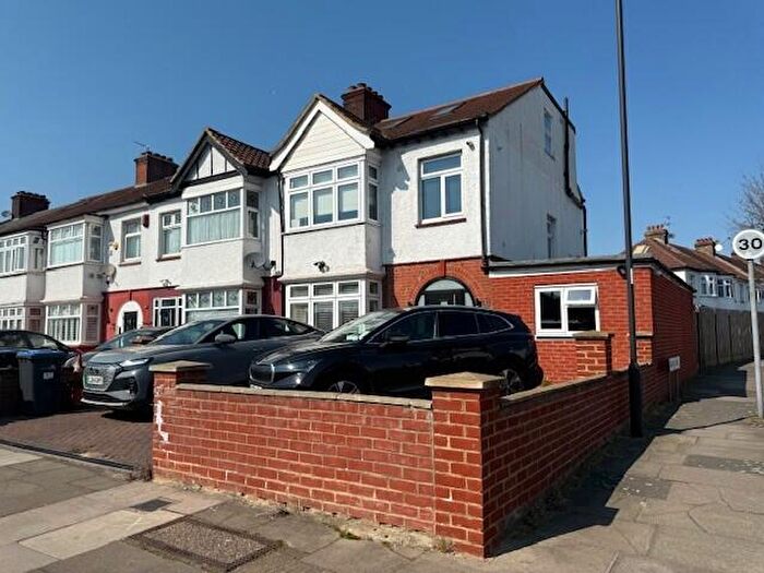 5 Bedroom Semi-Detached House To Rent In North Circular Road, London, N13