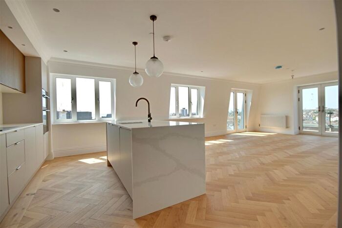 3 Bedroom Flat For Sale In St. Helens Parade, Southsea, PO4